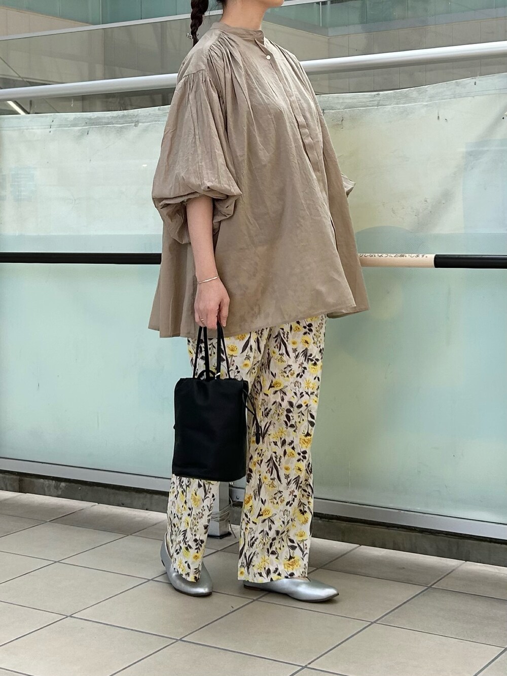 ベージュ系のシャツ/ブラウス、ホワイト系のその他パンツ、ブラック系のショルダーバッグを着用したレディースの春コーディネートの2枚目の写真