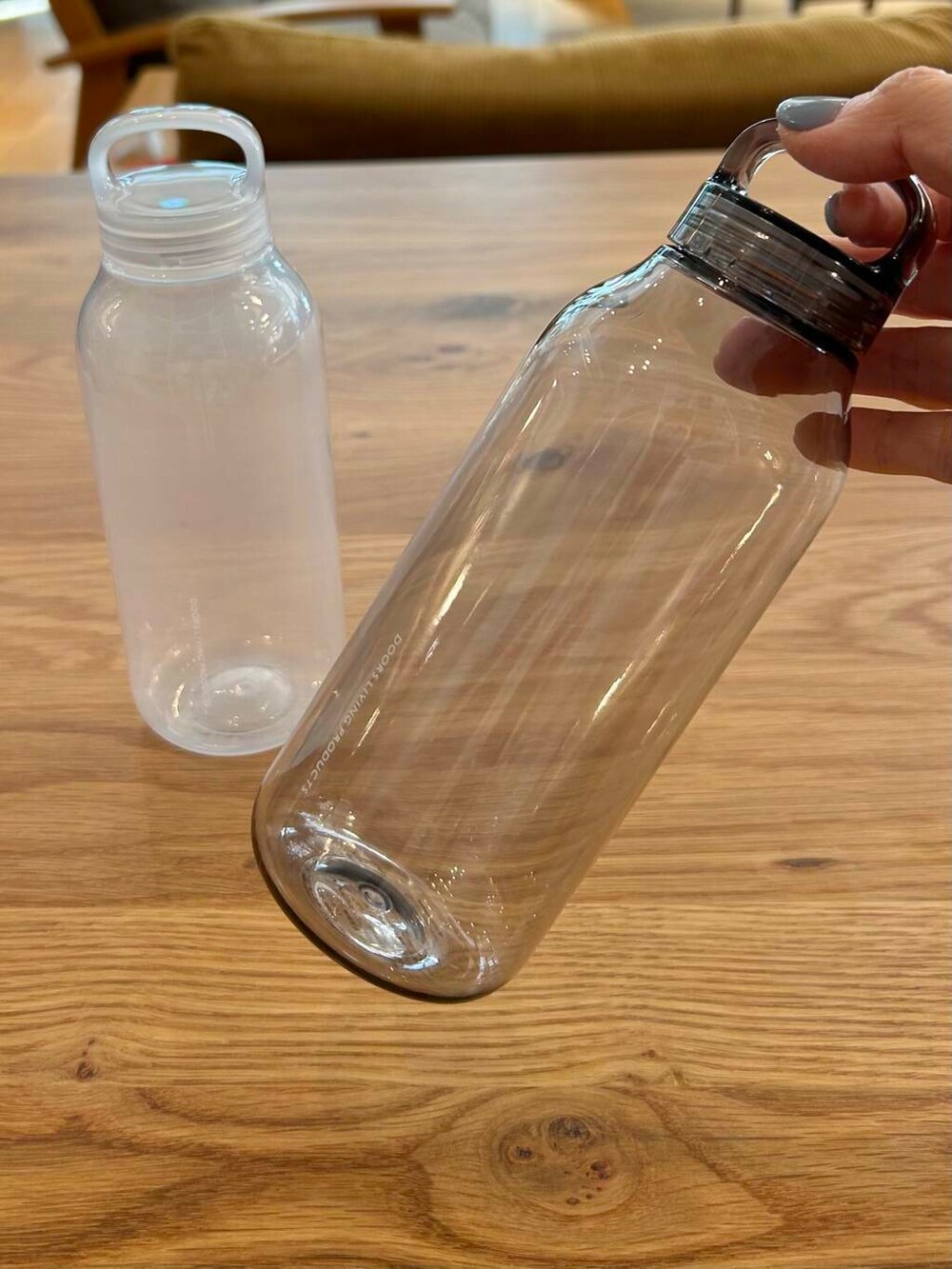 グレー系のキッチンツール、ホワイト系のキッチンツールを着用したレディースの冬コーディネートの2枚目の写真