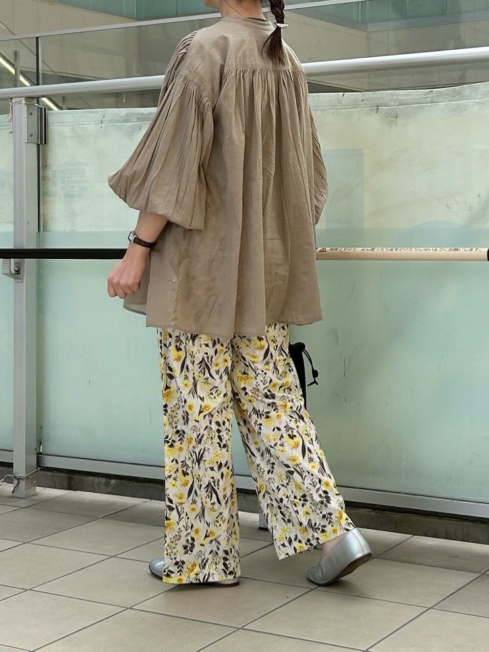 ベージュ系のシャツ/ブラウス、ホワイト系のその他パンツ、ブラック系のショルダーバッグを着用したレディースの春コーディネートの3枚目の写真