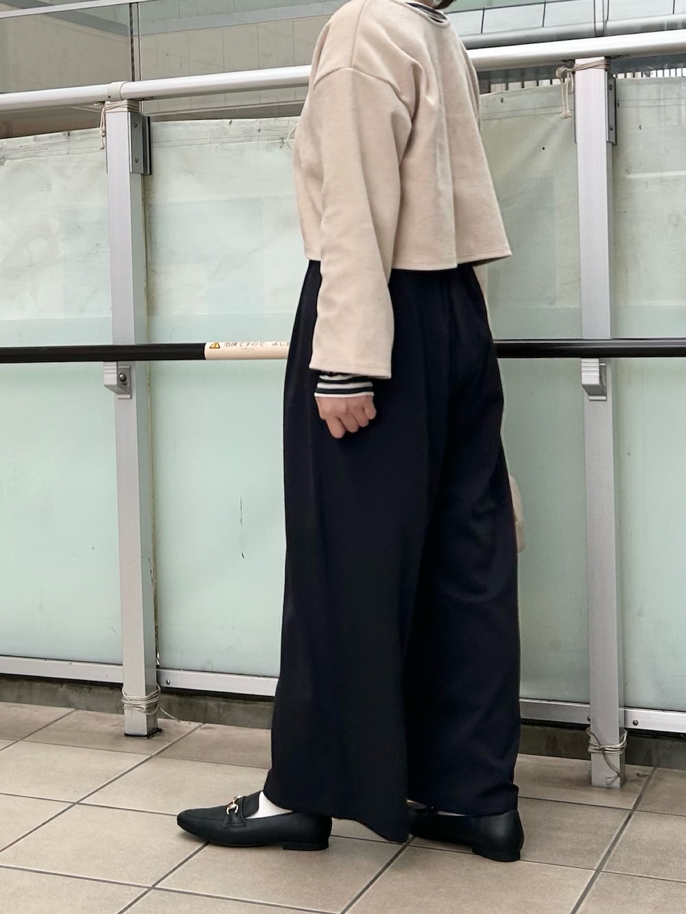 ベージュ系のカーディガン/ボレロ、ブルー系のその他パンツ、グレー系のボストンバッグを着用したレディースの秋コーディネートの2枚目の写真