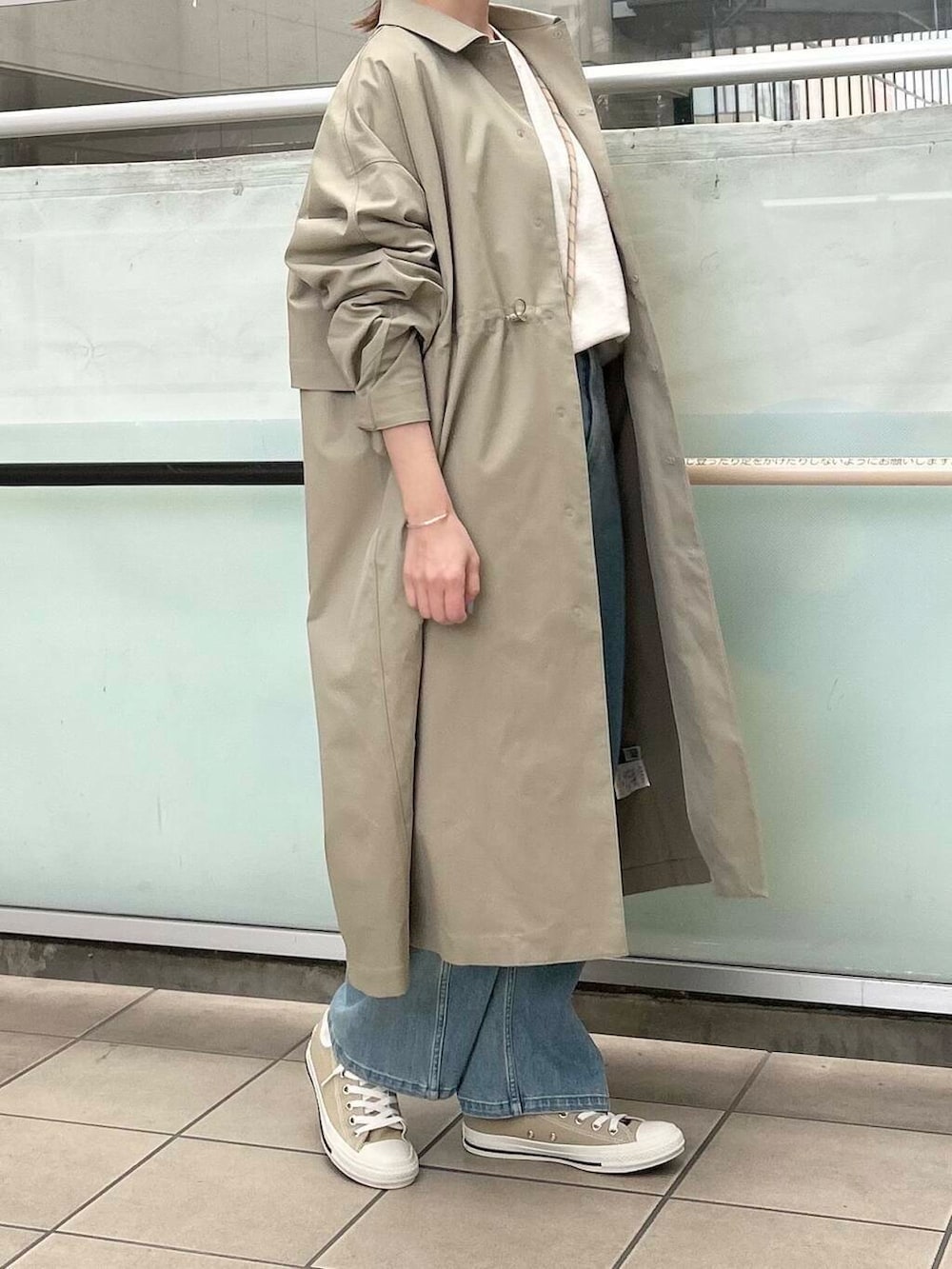 「デニム、newarrival、doors、ロング丈アウターコーデ、私の推しデニムスタイル」｜「EKALのTINY GARDEN PRODUCTS　アクティブショルダーストラップ（スマホグッズ、ベージュ系）」を使った、かみやまさん（レディース・160cm）の冬コーディネートの2枚目の写真