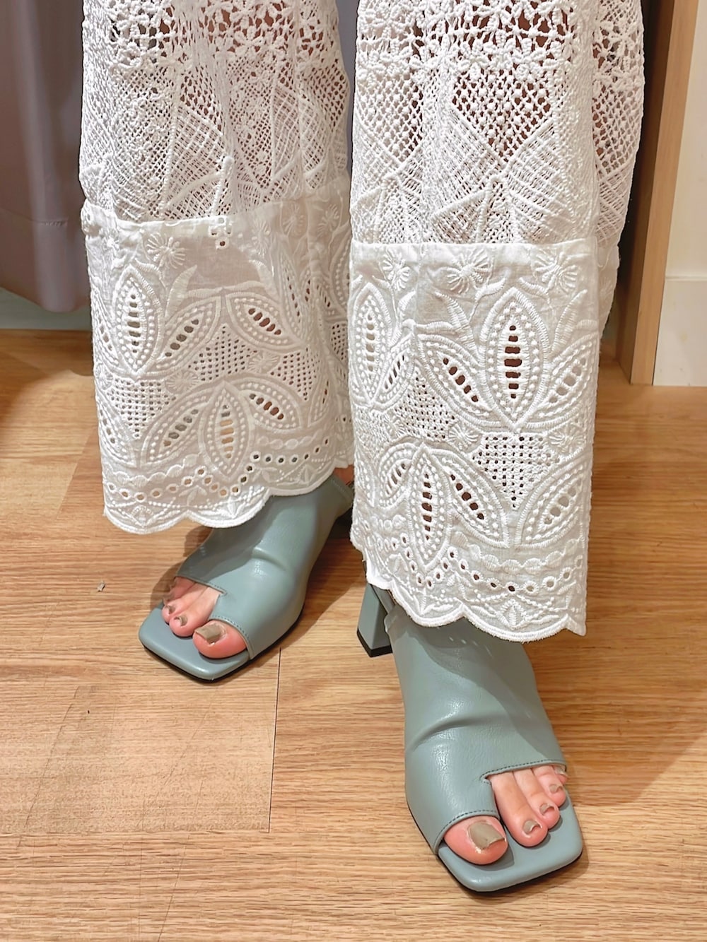 ブルー系のサンダル、ホワイト系のデニムパンツ、ホワイト系のシャツ/ブラウスを着用したレディースの夏コーディネートの2枚目の写真