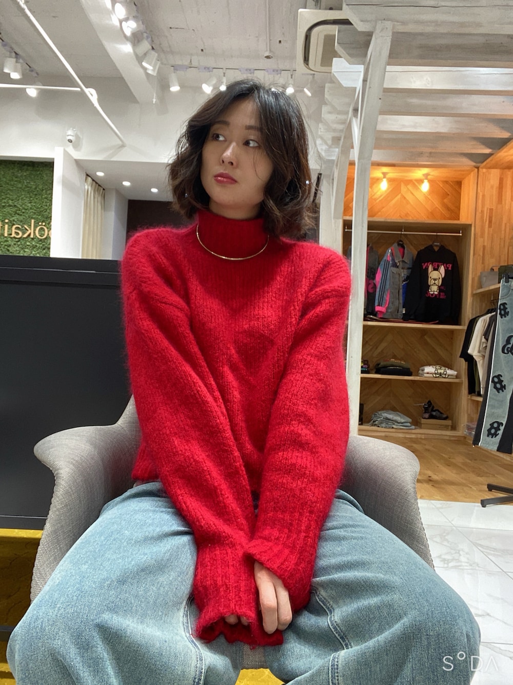 「オトナカジュアル、ラクチンコーデ、ミラオーウェン、パンツスタイル、アパレル店員、大阪」｜「Mila Owenのモヘアニットプルオーバー（ニット/セーター、レッド系）」を使った、SAKI.Mさん（レディース・172cm）の冬コーディネートの2枚目の写真