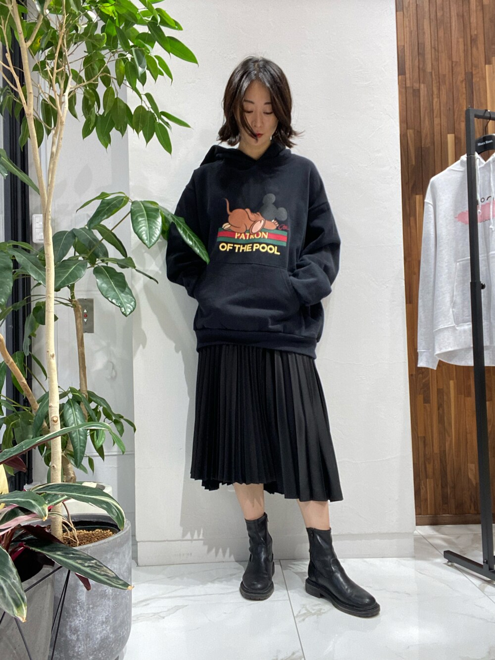 「ゆるコーデ、着回しコーデ、おしゃれさんと繋がりたい、冬のコーデ、アパレルスタッフ、パーカー、ユニクロ」｜「patron of the poolのアイテム（パーカー、ブラック系）」を使った、SAKI.Mさん（レディース・172cm）の冬コーディネートの4枚目の写真