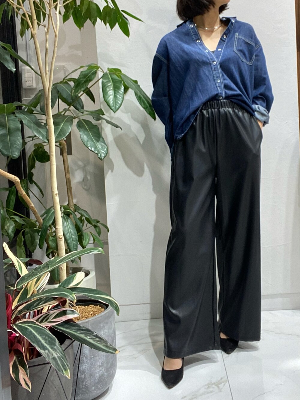 「大人カジュアル、デニムシャツ、おしゃれさんと繋がりたい、30代コーデ、キレイめ」｜「Maxx Roseのアイテム（シャツ/ブラウス、ブルー系）」を使った、SAKI.Mさん（レディース・172cm）の冬コーディネートの2枚目の写真