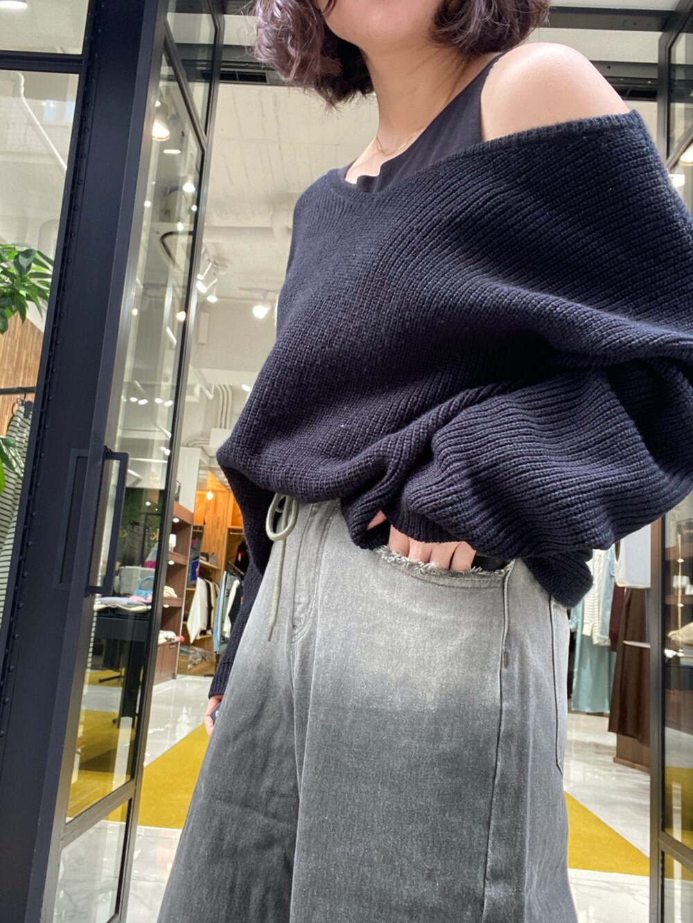 「シンプルコーデ、オトナカジュアル、デニム、オフショル、ミカーレミカーレ、パンツスタイル、韓国ファッション、アラサー」｜「MICALLE MICALLEのアイテム（ニット/セーター、ブラック系）」を使った、SAKI.Mさん（レディース・172cm）の冬コーディネートの4枚目の写真