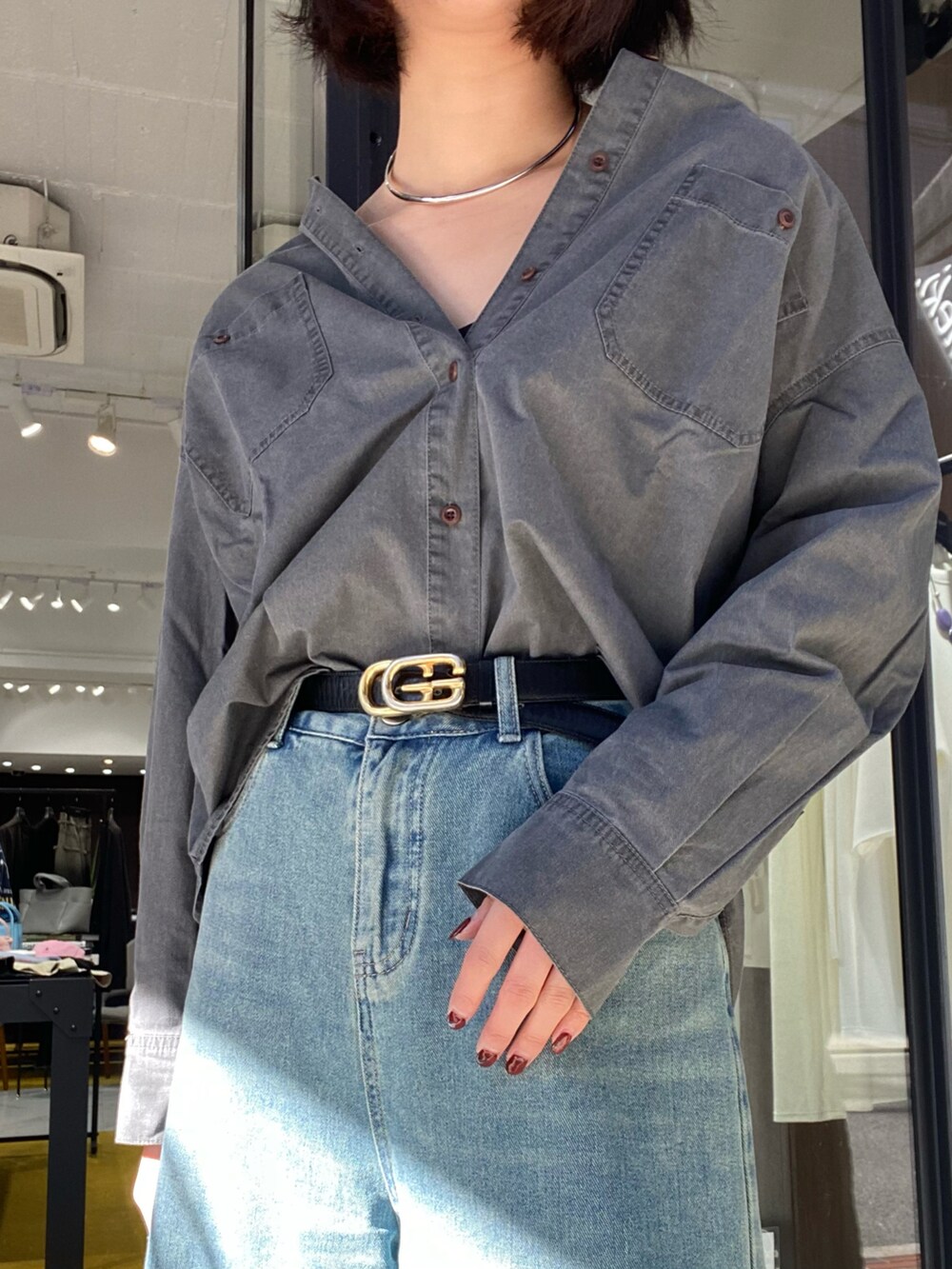 「冬を彩る色いろコーデ、シンプルコーデ、大人女子、デニムパンツ、高身長女子、韓国ファッション」｜「Accountのアイテム（シャツ/ブラウス、グレー系）」を使った、SAKI.Mさん（レディース・172cm）の冬コーディネートの2枚目の写真