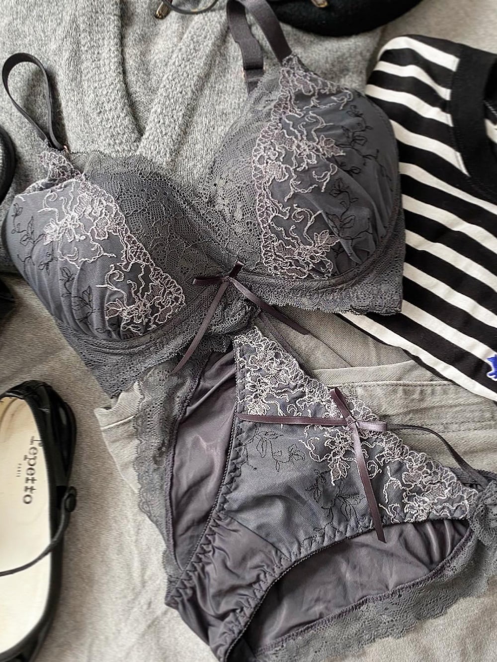 グレー系のカーディガン/ボレロ、ブラック系のバレエシューズ、ブラック系のハンドバッグを着用したレディースの秋コーディネートの2枚目の写真