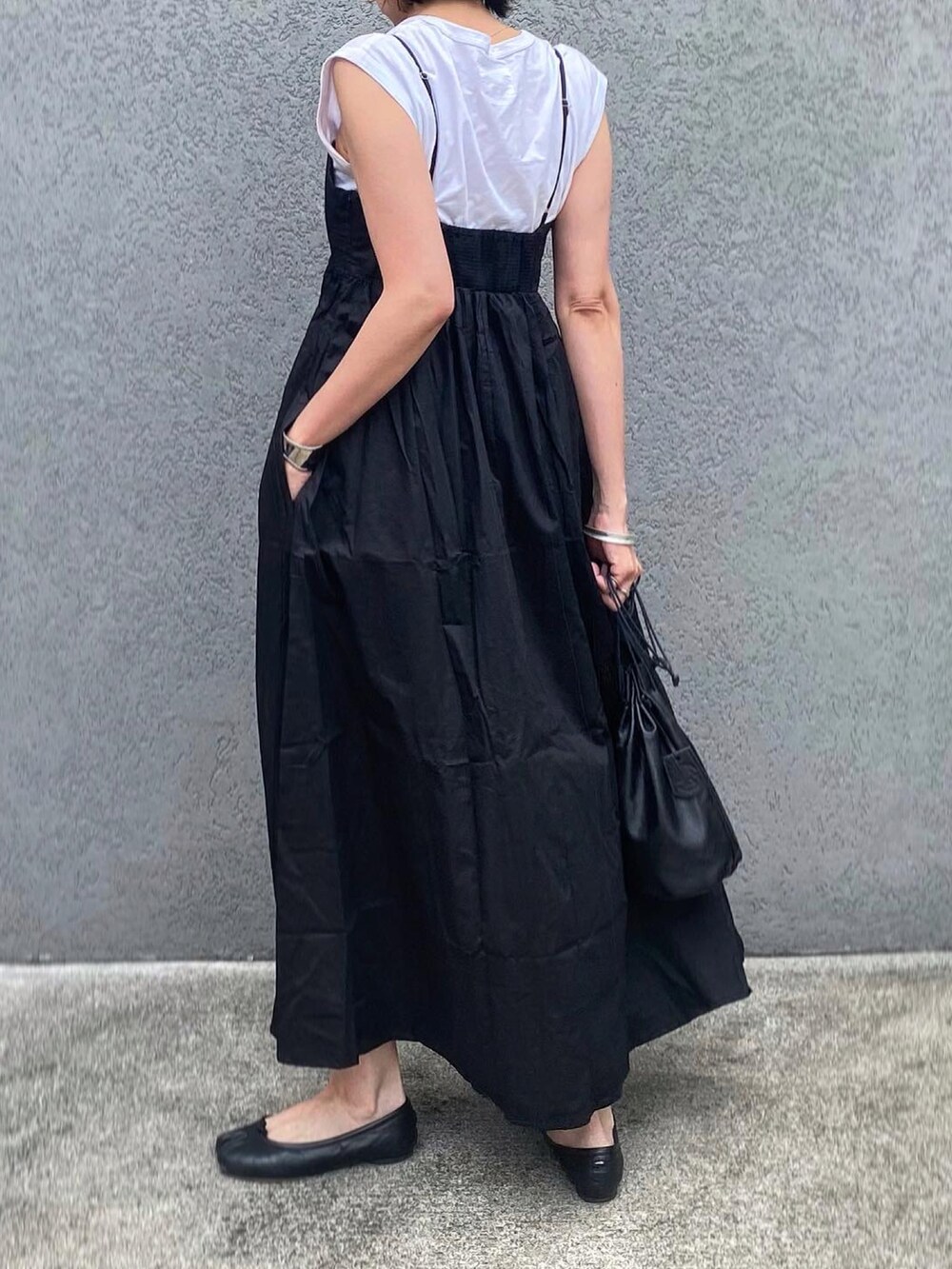 ブラック系のバレエシューズ、ブラック系のワンピース/ドレス、ホワイト系のTシャツ/カットソーを着用したレディースの夏コーディネートの4枚目の写真