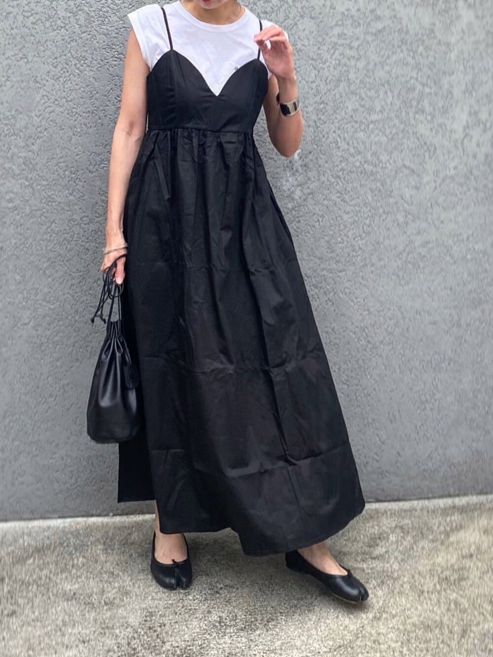 ブラック系のバレエシューズ、ブラック系のワンピース/ドレス、ホワイト系のTシャツ/カットソーを着用したレディースの夏コーディネートの3枚目の写真