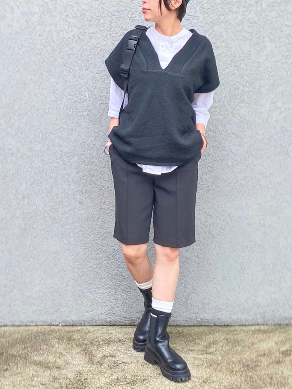 ブラック系のパンツ、ブラック系のブーツ、ブラック系のボディバッグ/ウエストポーチを着用したレディースの秋コーディネートの2枚目の写真