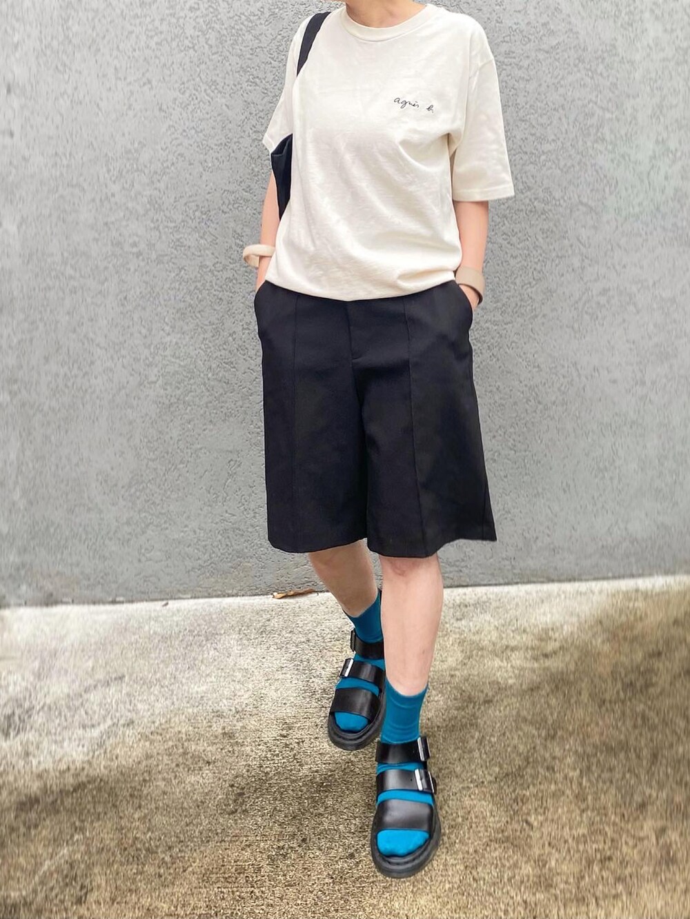 ブラック系のパンツ、ブラック系のサンダル、ブラック系のトートバッグを着用したレディースの夏コーディネートの2枚目の写真
