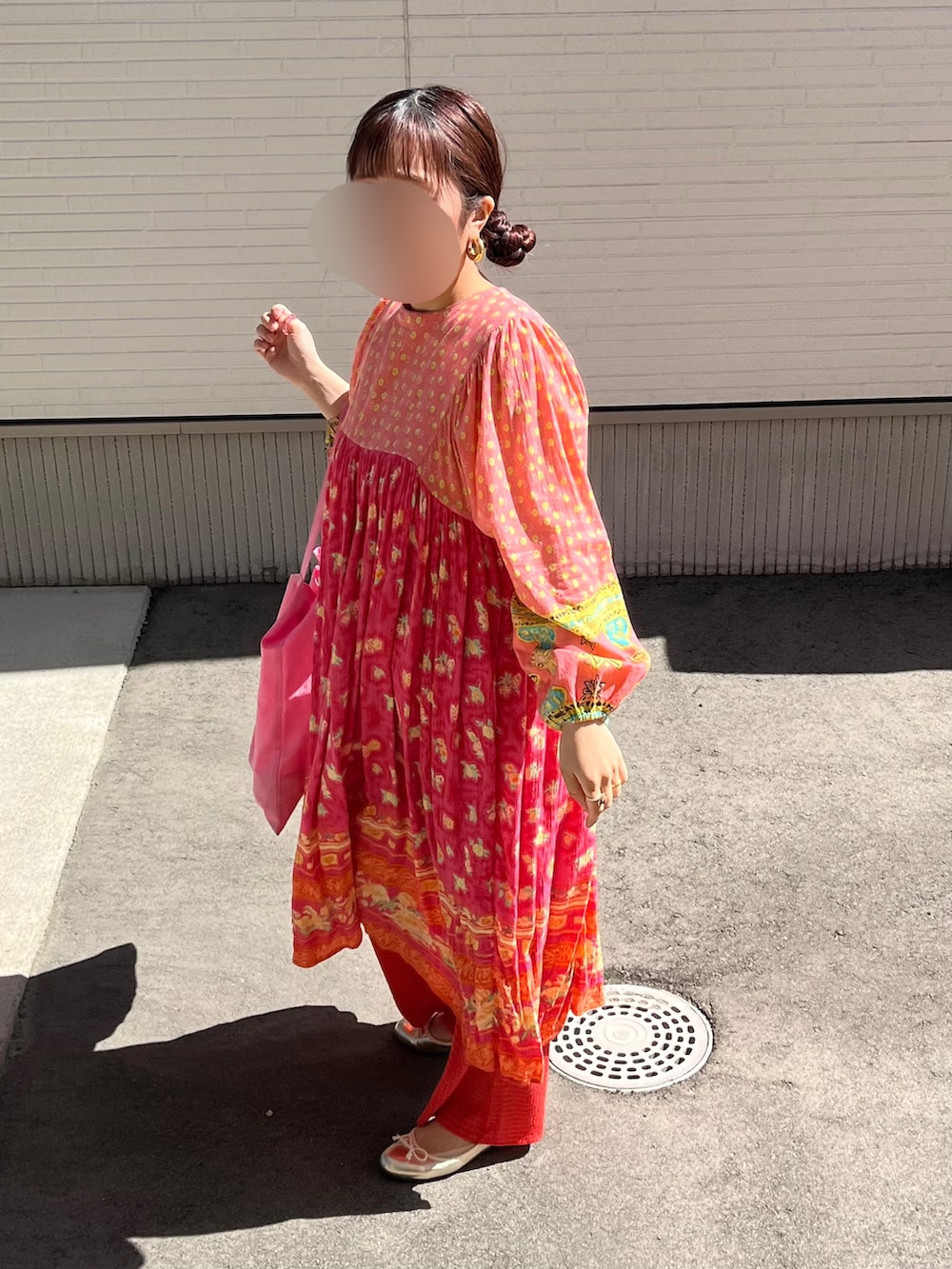 ピンク系のワンピース、ピンク系のトートバッグ、レッド系のその他パンツを着用したレディースの春コーディネートの2枚目の写真