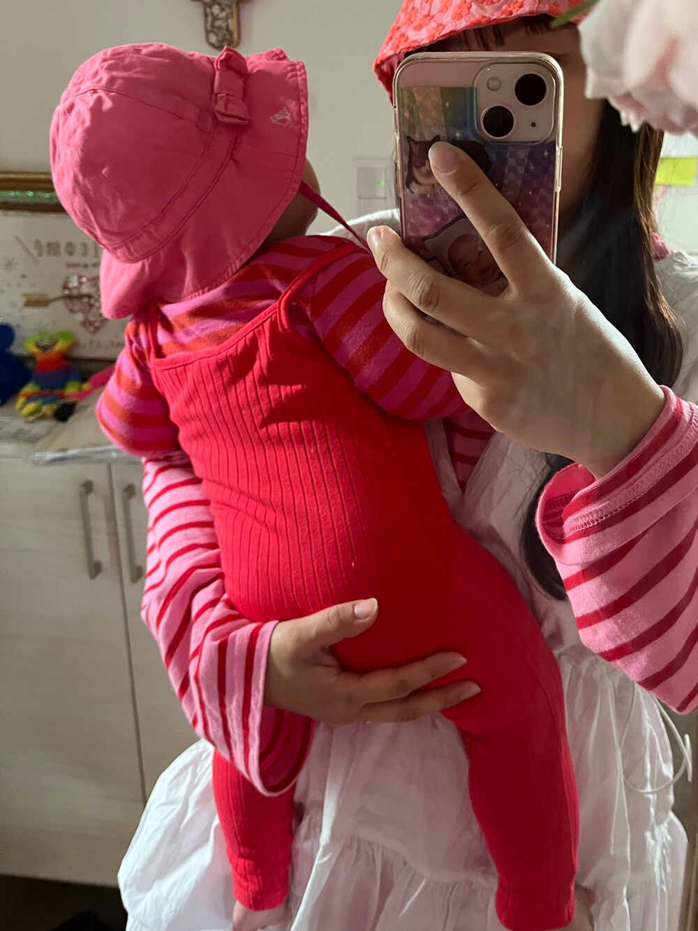 ホワイト系のワンピース/ドレス、レッド系のその他パンツ、ピンク系のスニーカーを着用したレディースの春コーディネートの2枚目の写真