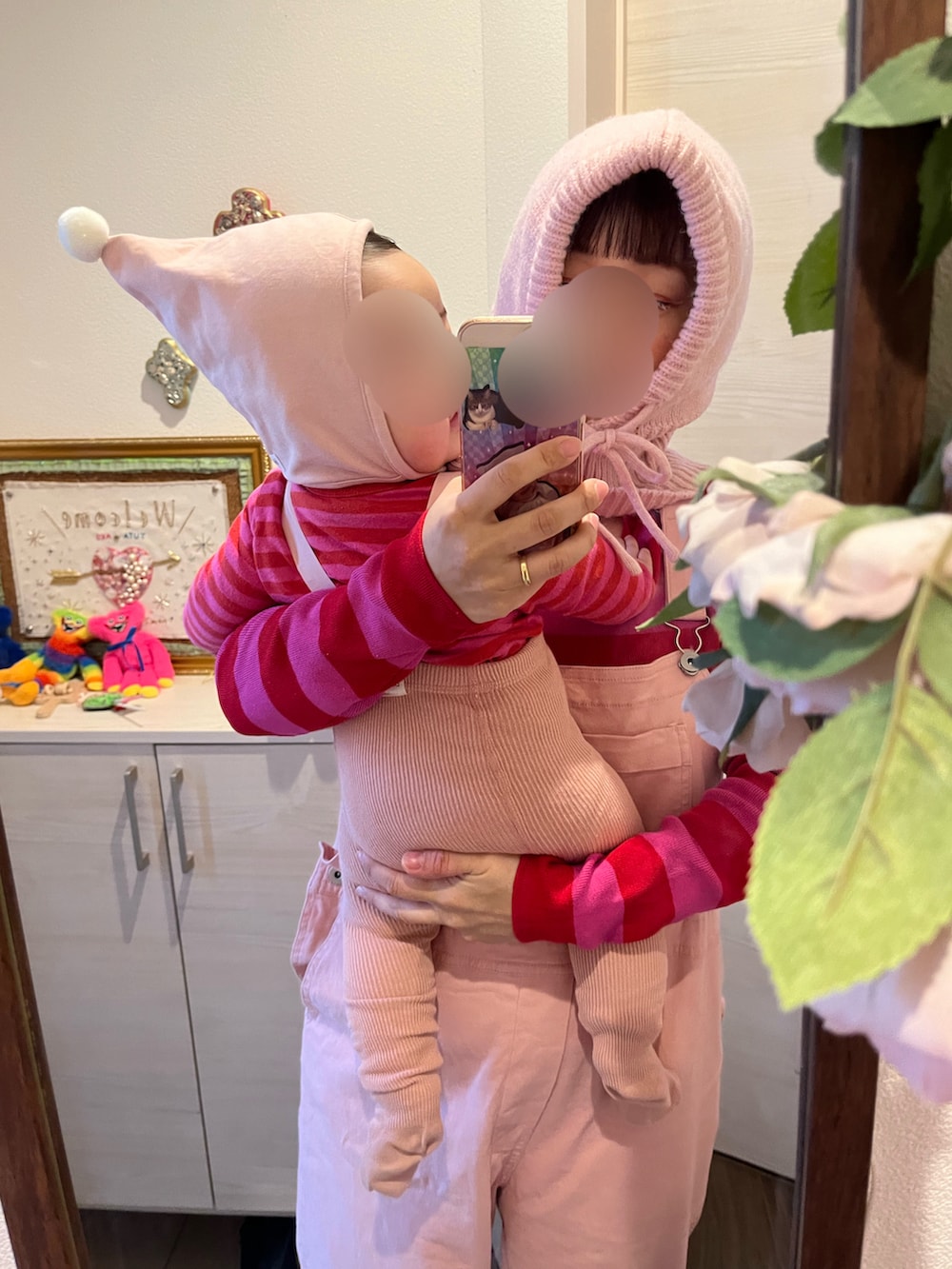 ピンク系のサロペット/オーバーオール、ピンク系のニット/セーター、ピンク系のネックウォーマー/スヌードを着用したレディースの春コーディネートの2枚目の写真