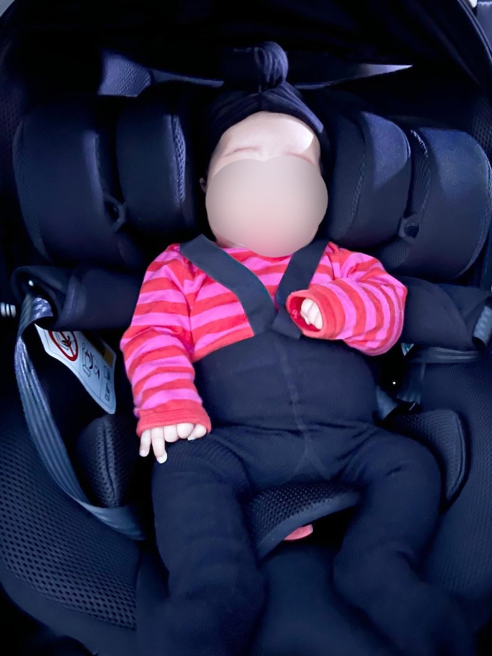 ブラック系のサロペット/オーバーオール、ピンク系のニット/セーター、ピンク系のスニーカーを着用したレディースの秋コーディネートの2枚目の写真