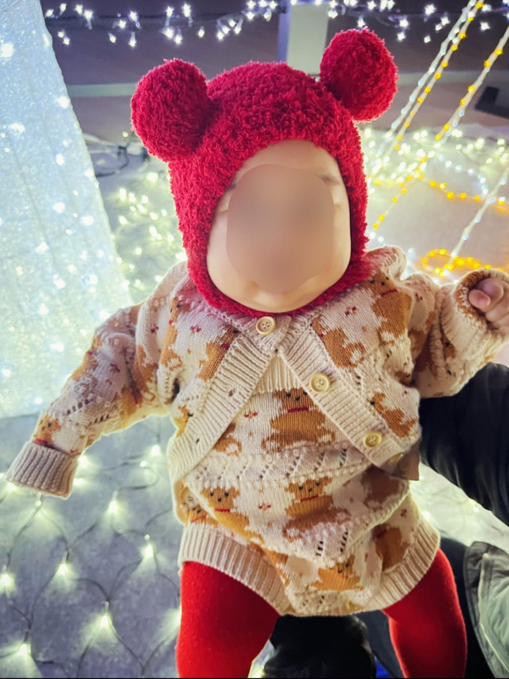 レッド系のニット/セーター、ブラック系のショルダーバッグ、ゴールド系のスニーカーを着用したレディースの冬コーディネートの2枚目の写真