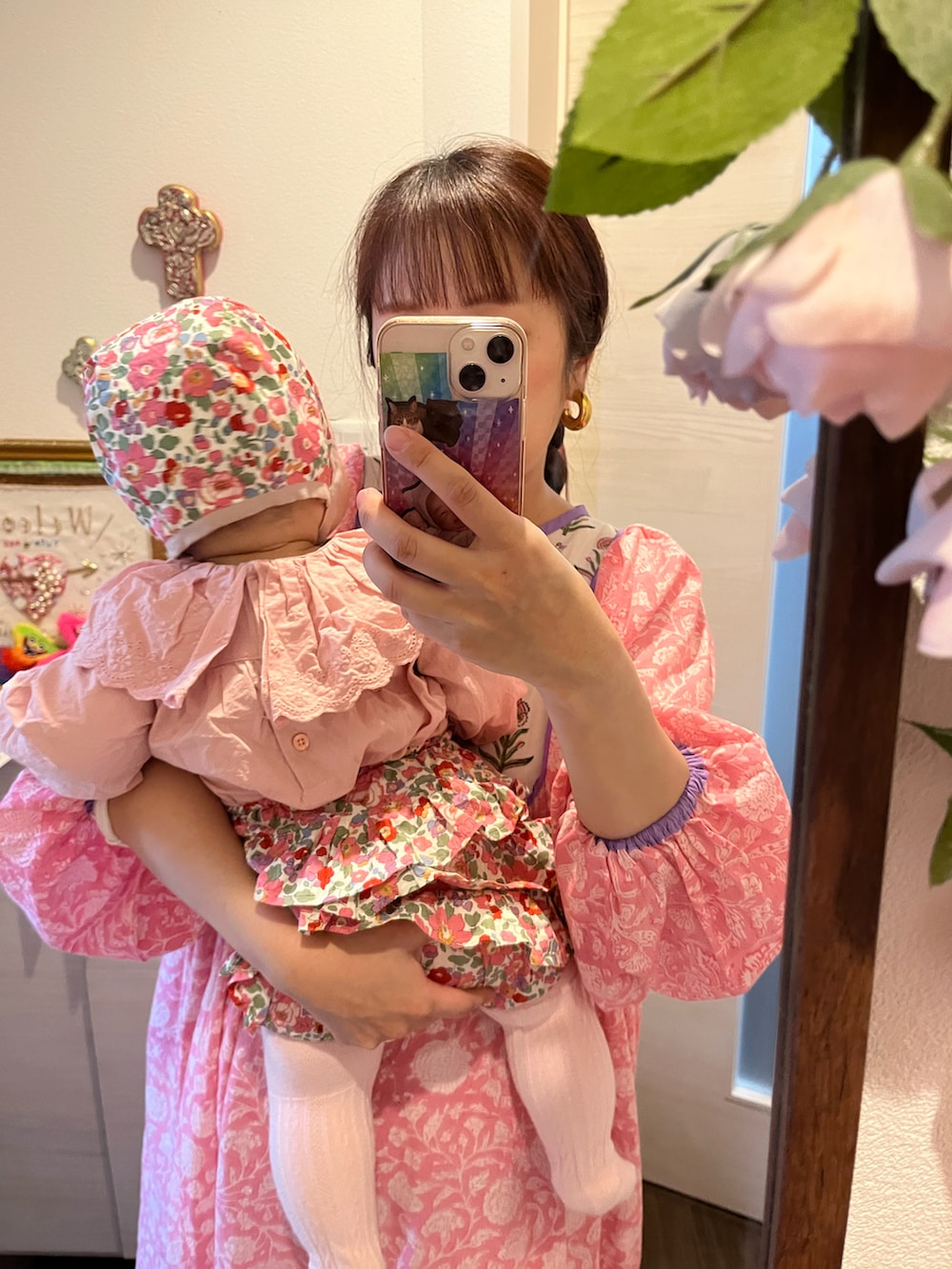 ピンク系のトートバッグ、ピンク系のワンピース/ドレスを着用したレディースの春コーディネートの2枚目の写真