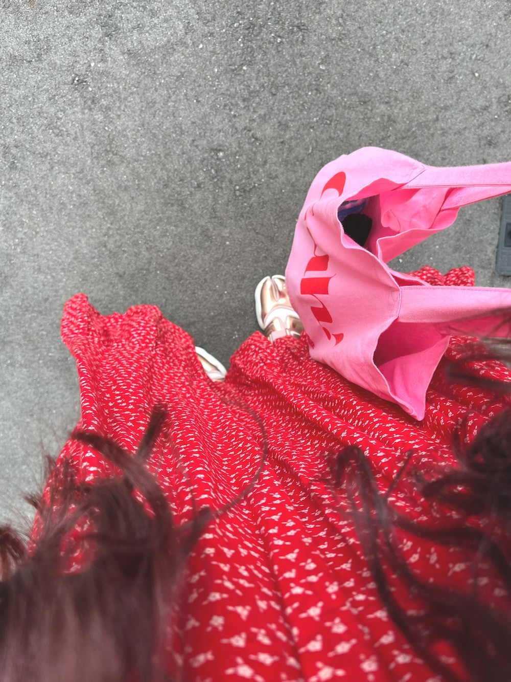 ピンク系のTシャツ/カットソー、レッド系のワンピース、ピンク系のハットを着用したレディースの夏コーディネートの2枚目の写真