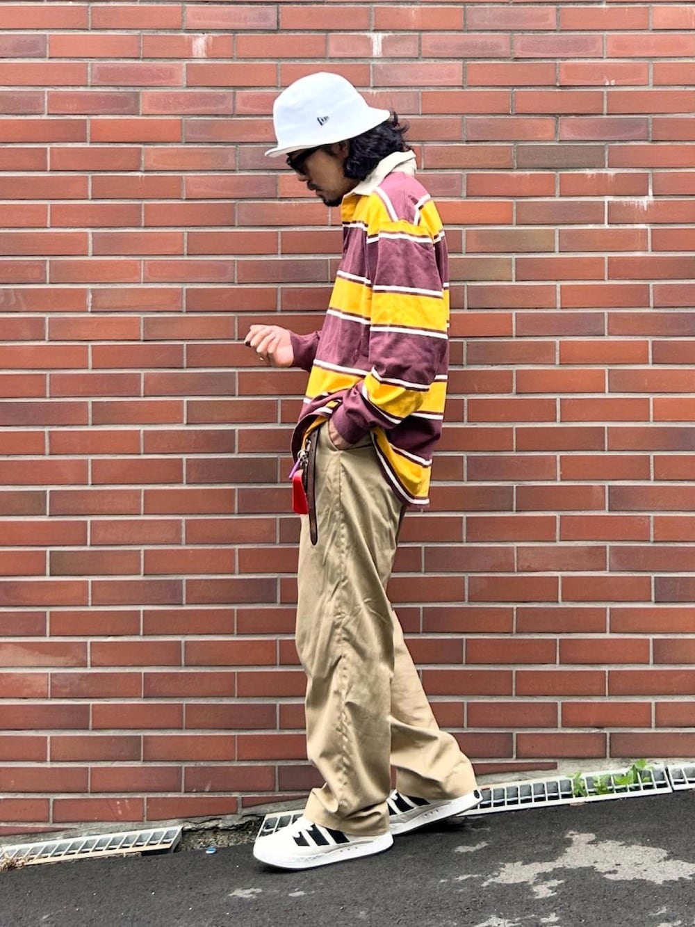 グレー系のスニーカー、その他のシャツ/ブラウス、ベージュ系のチノパンツを着用したメンズの秋コーディネートの2枚目の写真