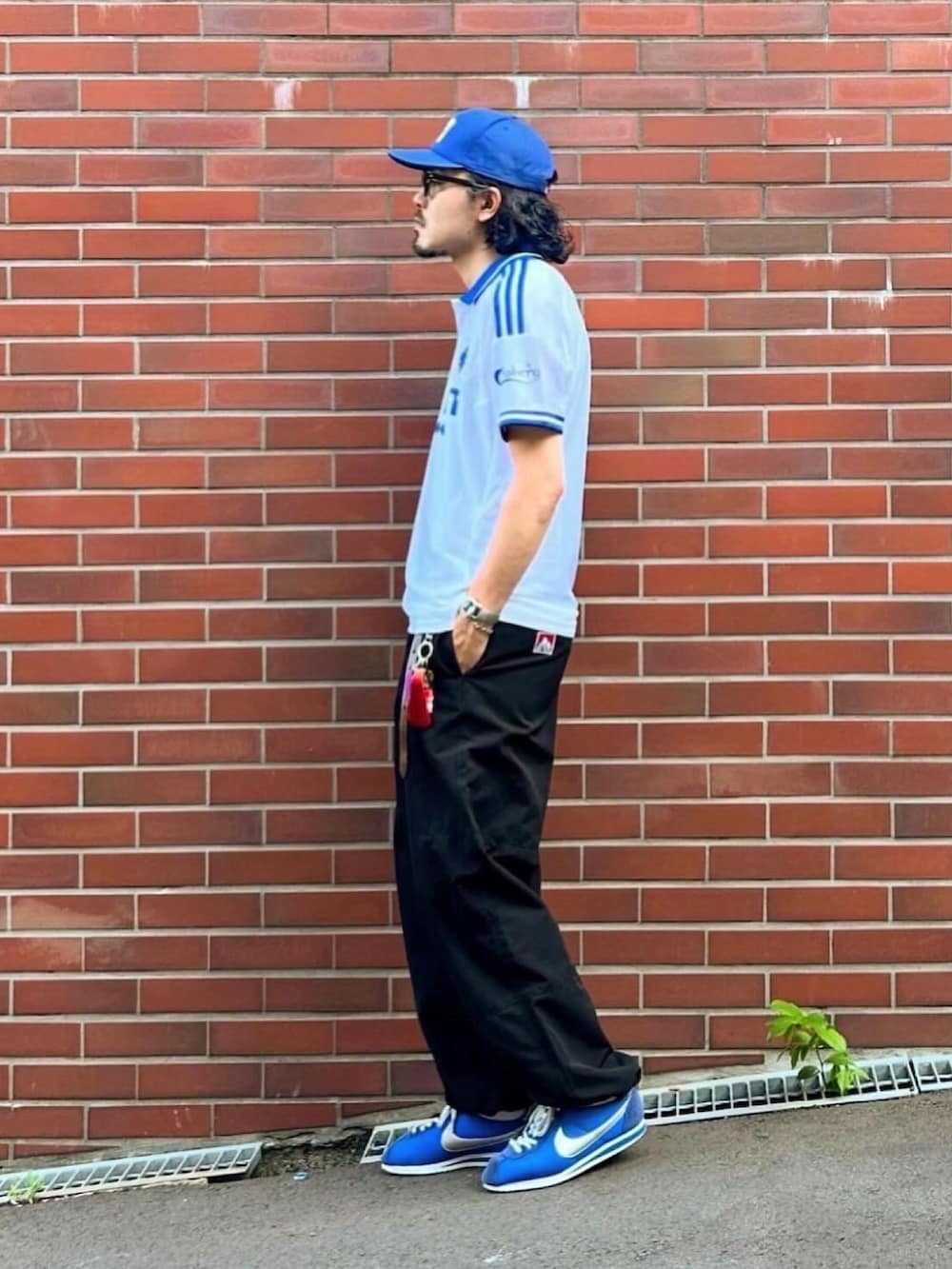 グレー系のタンクトップ、ブラック系のその他パンツ、ホワイト系のその他トップスを着用したメンズの夏コーディネートの2枚目の写真