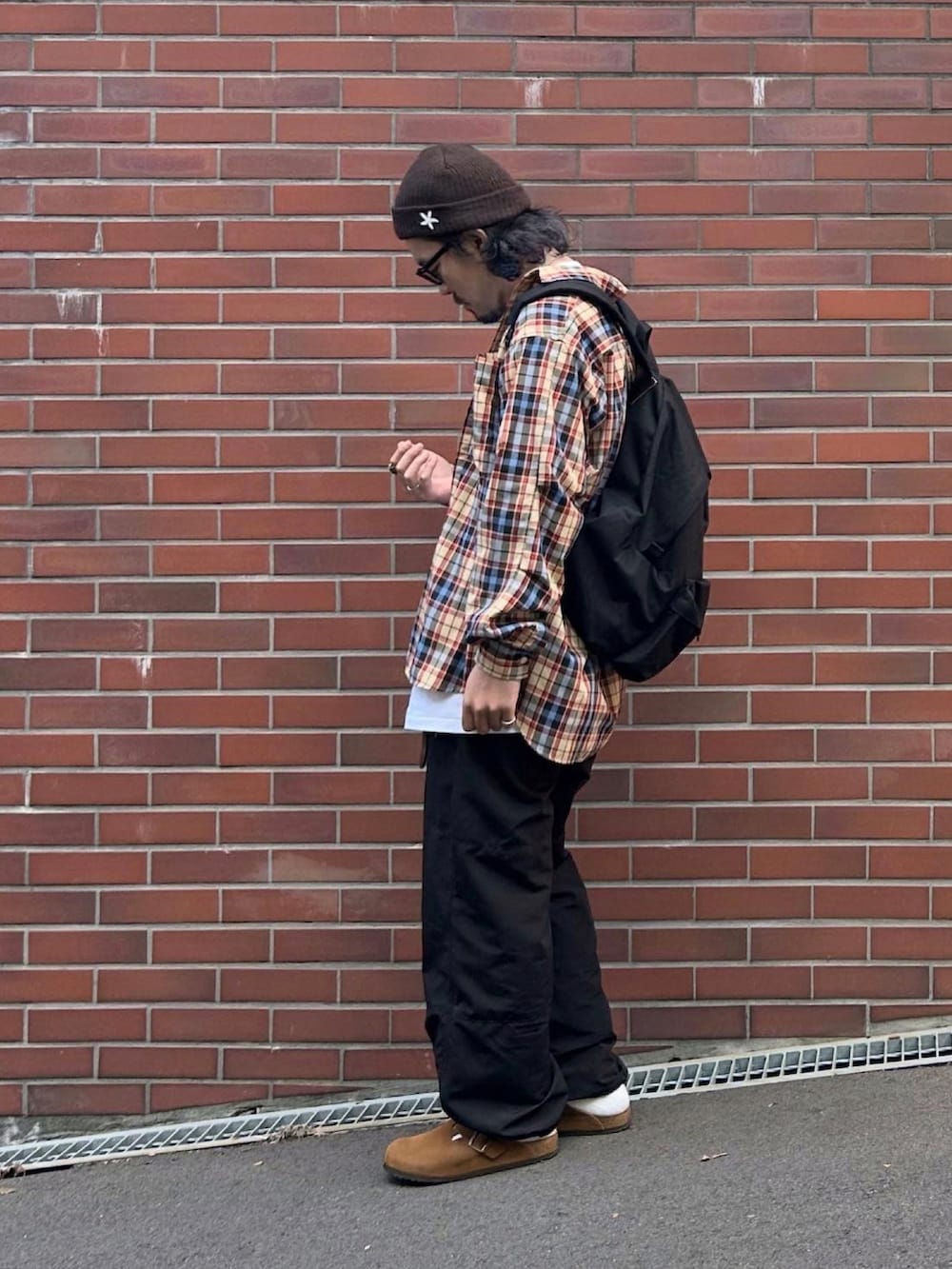 ベージュ系のシャツ/ブラウス、ブラック系のその他パンツ、ブラウン系のサンダルを着用したメンズの秋コーディネートの3枚目の写真