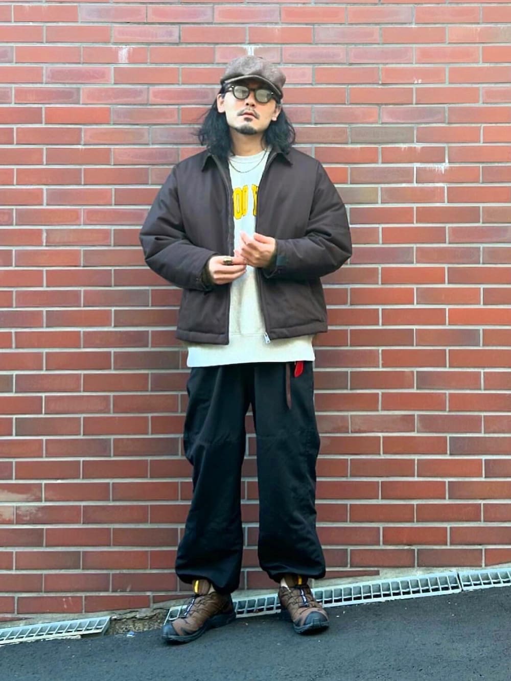 ブラウン系のブルゾン、グリーン系のカーディガン/ボレロ、グレー系のスウェットを着用したメンズの冬コーディネートの2枚目の写真