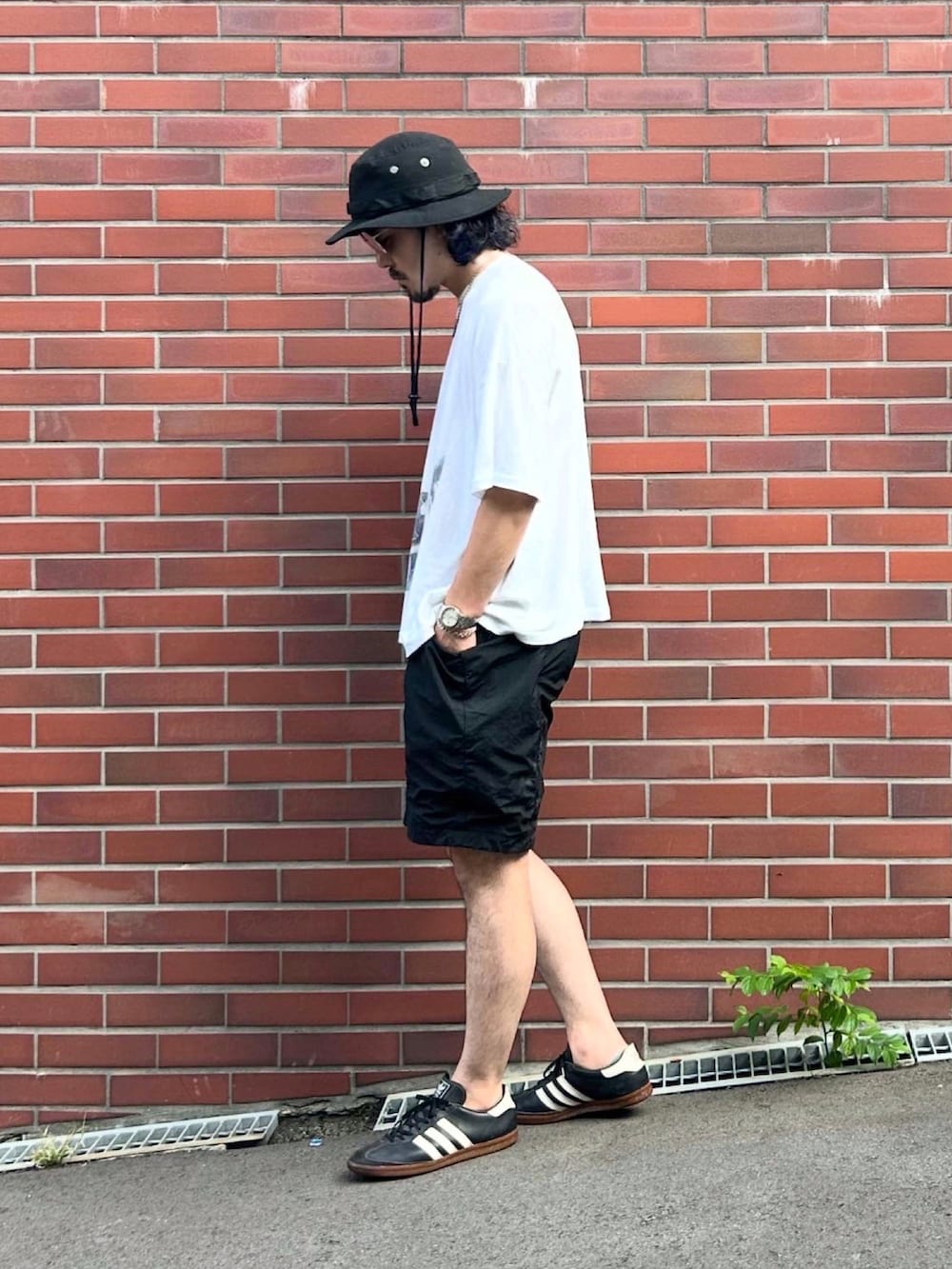 グレー系のタンクトップ、ブラック系のその他パンツ、ホワイト系のTシャツ/カットソーを着用したメンズの夏コーディネートの2枚目の写真