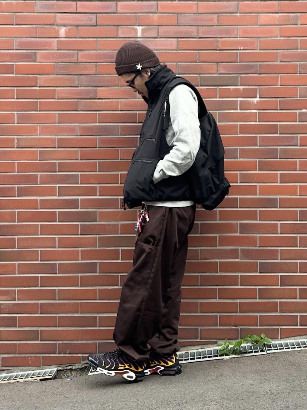 ブラック系のその他アウター、ブラウン系のその他パンツ、グレー系のスウェットを着用したメンズの秋コーディネートの2枚目の写真