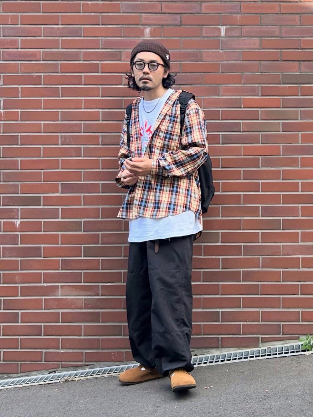 ベージュ系のシャツ/ブラウス、ブラック系のその他パンツ、ブラウン系のサンダルを着用したメンズの秋コーディネートの2枚目の写真