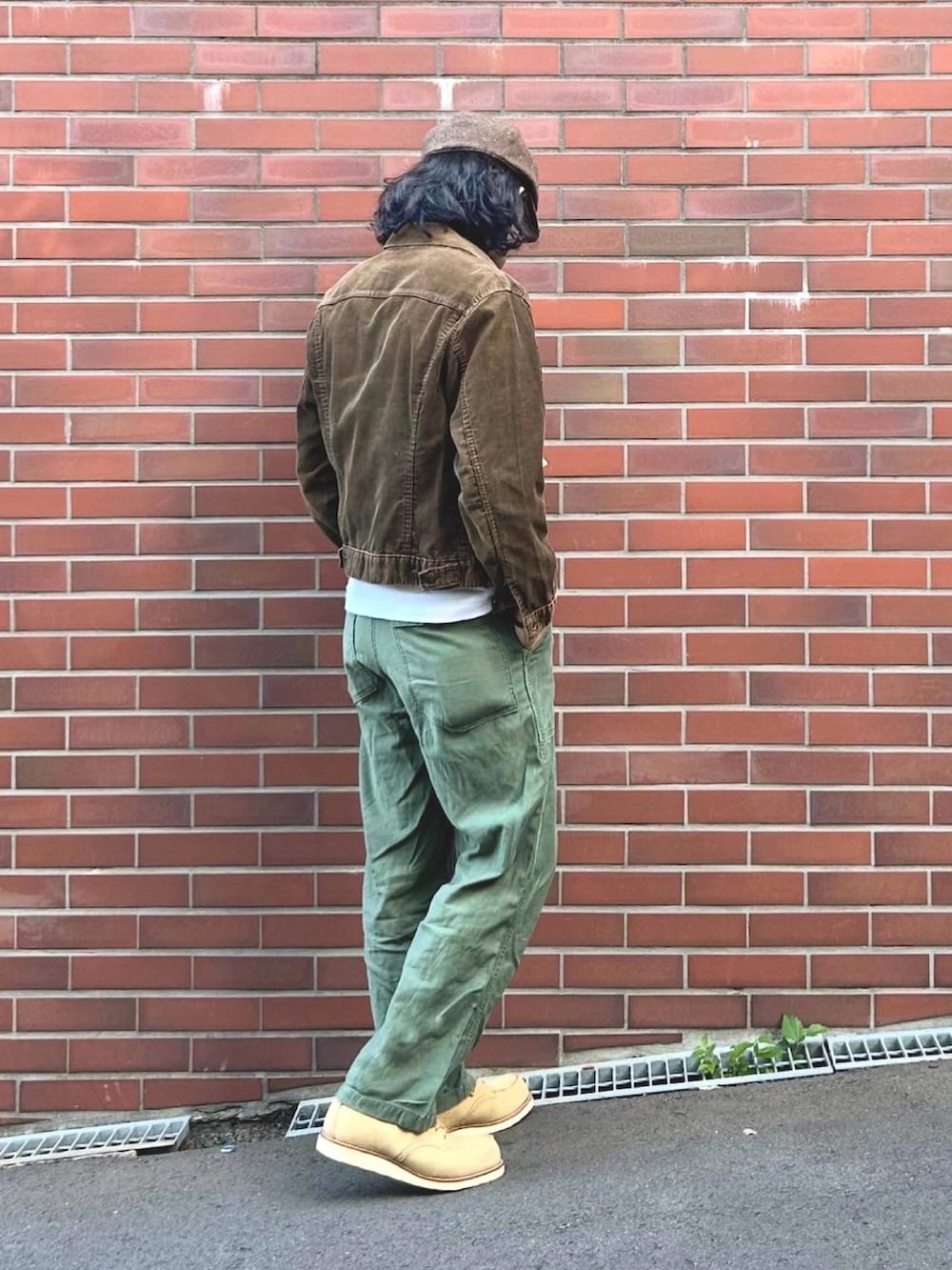 ホワイト系のTシャツ/カットソー、ベージュ系のブーツ、ブラウン系のジャケット/アウターを着用したメンズの秋コーディネートの3枚目の写真