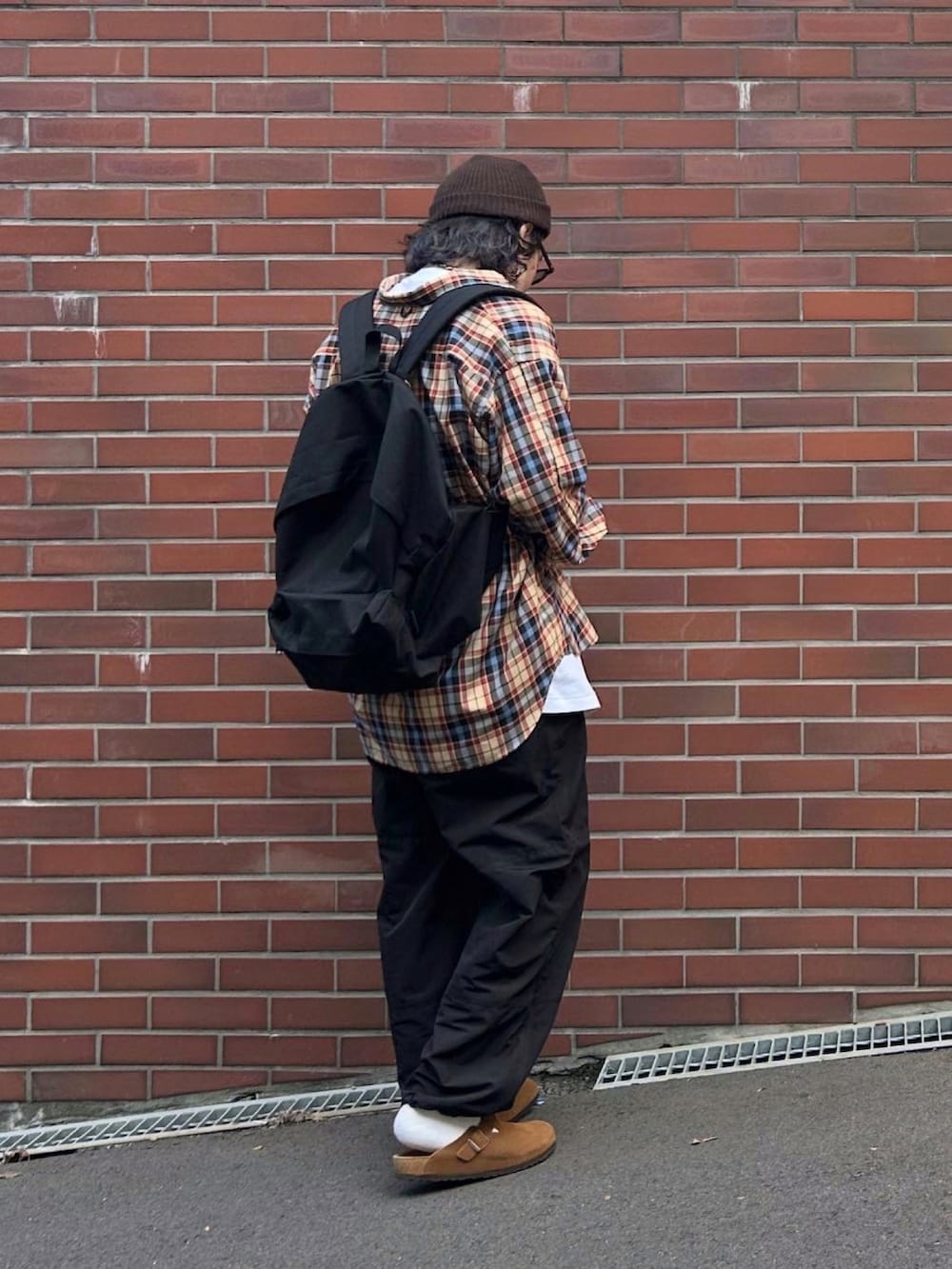 ベージュ系のシャツ/ブラウス、ブラック系のその他パンツ、ブラウン系のサンダルを着用したメンズの秋コーディネートの4枚目の写真