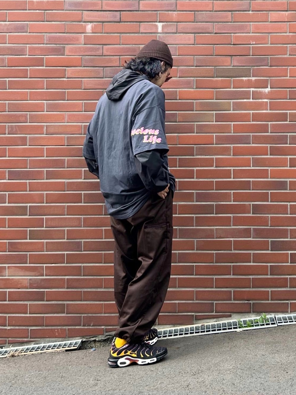 ブラック系のTシャツ/カットソー、ブラウン系のその他パンツ、ブラック系のパーカーを着用したメンズの秋コーディネートの2枚目の写真