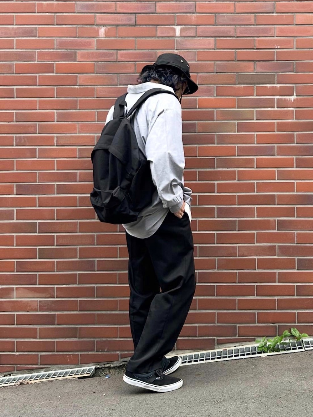 ブラック系のスニーカー、グレー系のシャツ/ブラウス、ホワイト系のTシャツ/カットソーを着用したメンズの秋コーディネートの3枚目の写真