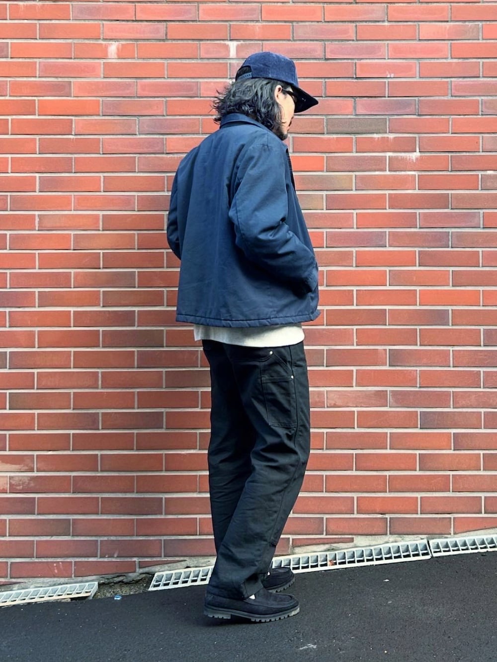 ブルー系のブルゾン、グレー系のスウェット、ブラック系のチノパンツを着用したメンズの春コーディネートの2枚目の写真