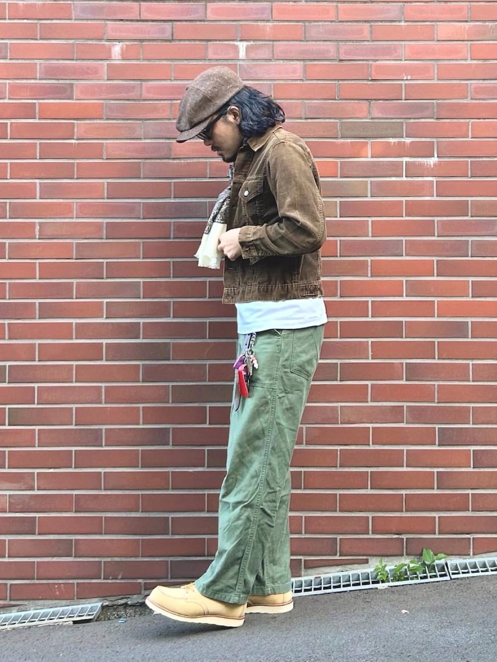 ホワイト系のTシャツ/カットソー、ベージュ系のブーツ、ブラウン系のジャケット/アウターを着用したメンズの秋コーディネートの2枚目の写真