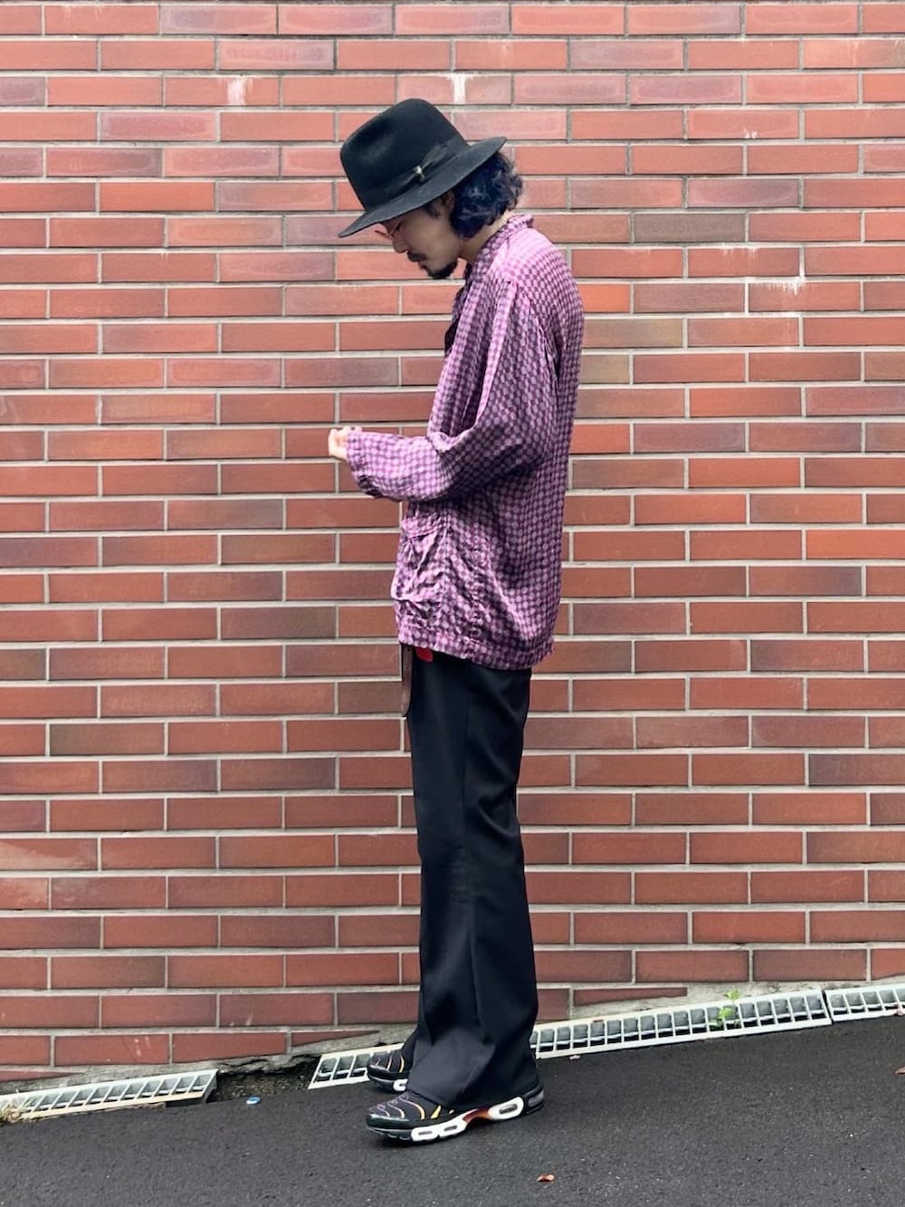 グレー系のタンクトップ、ブラック系のスラックス、パープル系のシャツ/ブラウスを着用したメンズの秋コーディネートの2枚目の写真