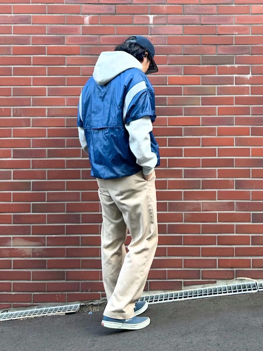 ブルー系のその他トップス、グレー系のパーカー、ベージュ系のチノパンツを着用したメンズの春コーディネートの2枚目の写真