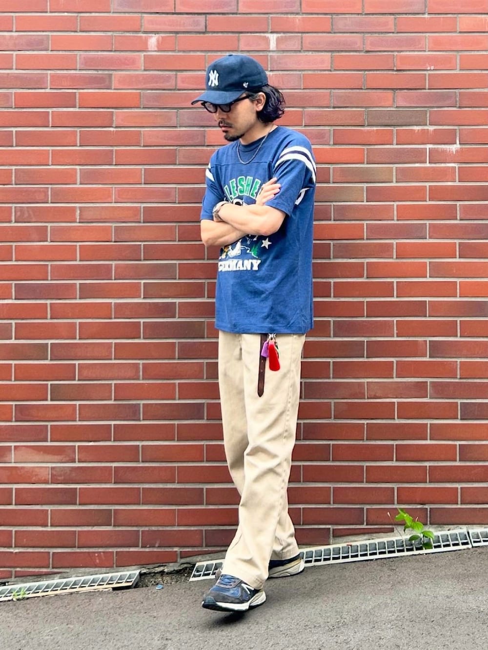 グレー系のタンクトップ、ブルー系のスニーカー、ブルー系のTシャツ/カットソーを着用したメンズの夏コーディネートの2枚目の写真