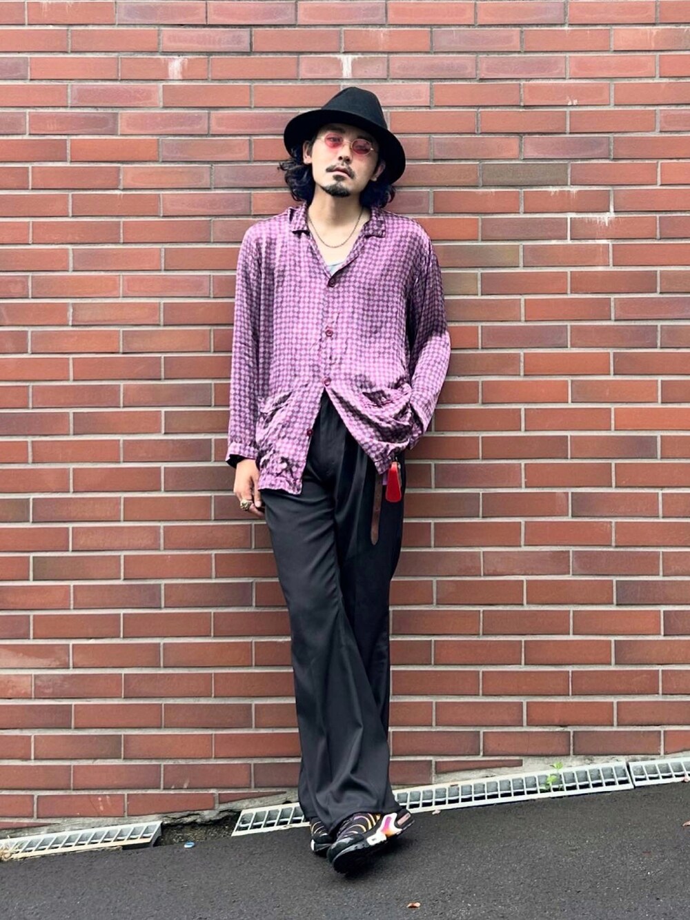 グレー系のタンクトップ、ブラック系のスラックス、パープル系のシャツ/ブラウスを着用したメンズの秋コーディネートの3枚目の写真