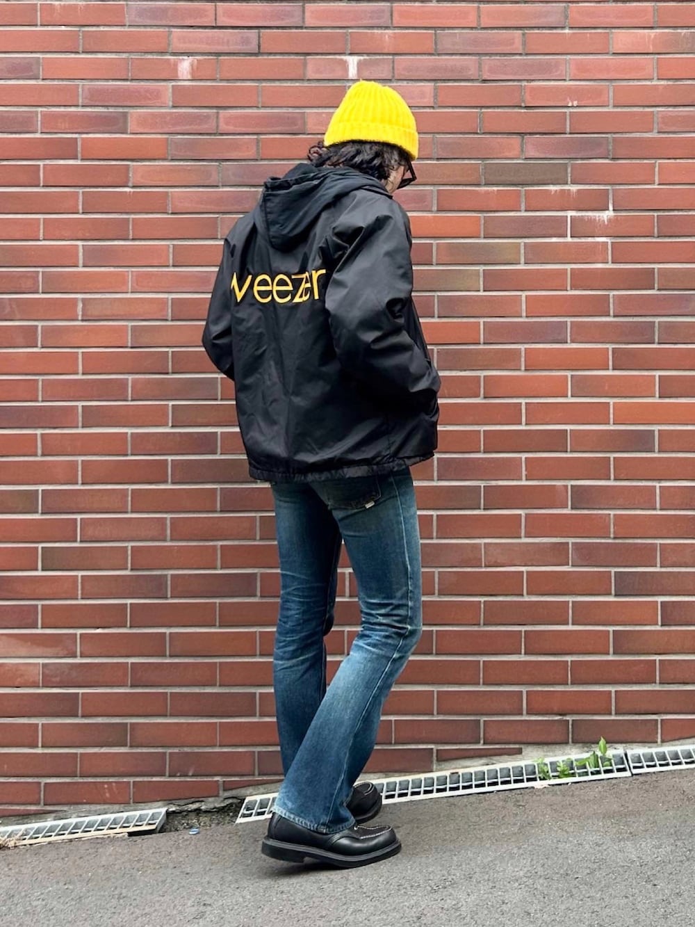 ホワイト系のタンクトップ、ブラック系のブーツ、ブラック系のパーカーを着用したメンズの秋コーディネートの2枚目の写真