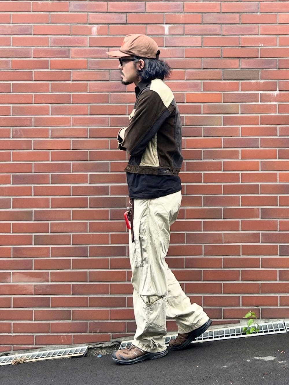 ブラック系のTシャツ/カットソー、ブラウン系のスニーカー、その他のその他アウターを着用したメンズの秋コーディネートの2枚目の写真