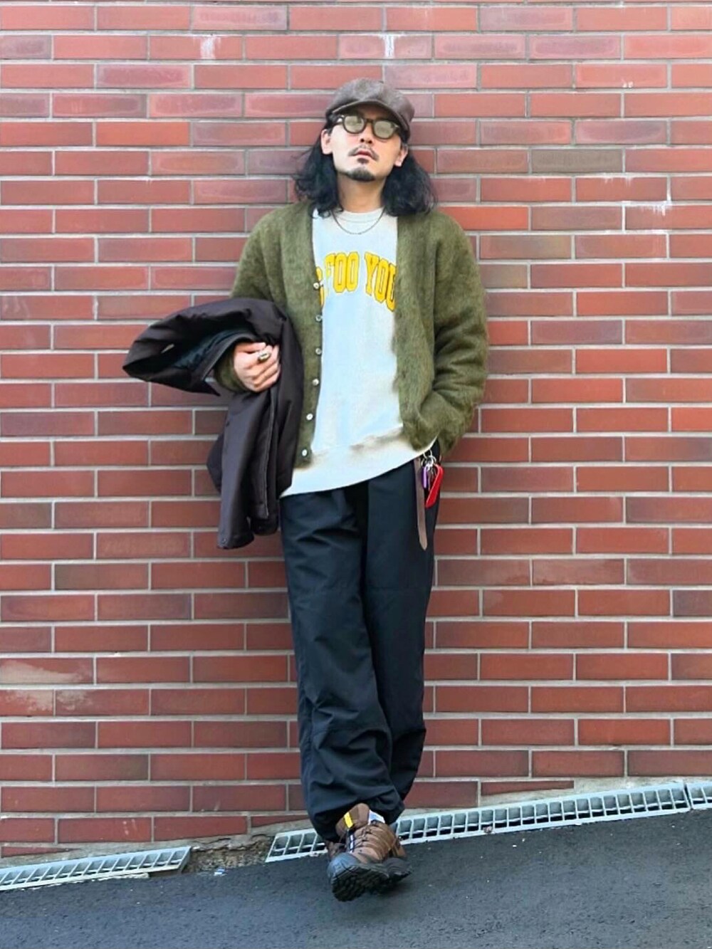 ブラウン系のブルゾン、グリーン系のカーディガン/ボレロ、グレー系のスウェットを着用したメンズの冬コーディネートの3枚目の写真