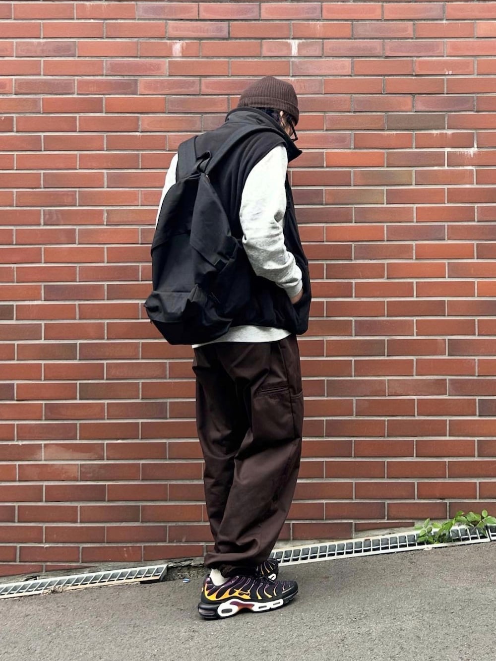 ブラック系のその他アウター、ブラウン系のその他パンツ、グレー系のスウェットを着用したメンズの秋コーディネートの3枚目の写真