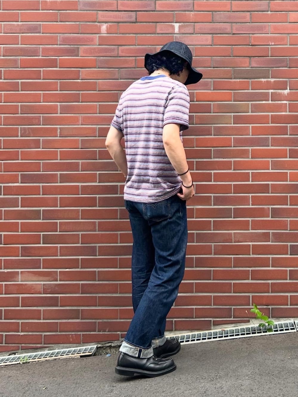 グレー系のタンクトップ、その他のTシャツ/カットソー、ブルー系のデニムパンツを着用したメンズの夏コーディネートの2枚目の写真