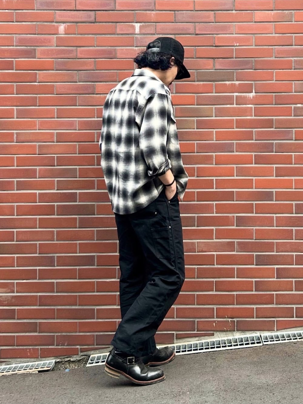 ブラック系のシャツ/ブラウス、ホワイト系のタンクトップ、ブラック系のチノパンツを着用したメンズの春コーディネートの2枚目の写真