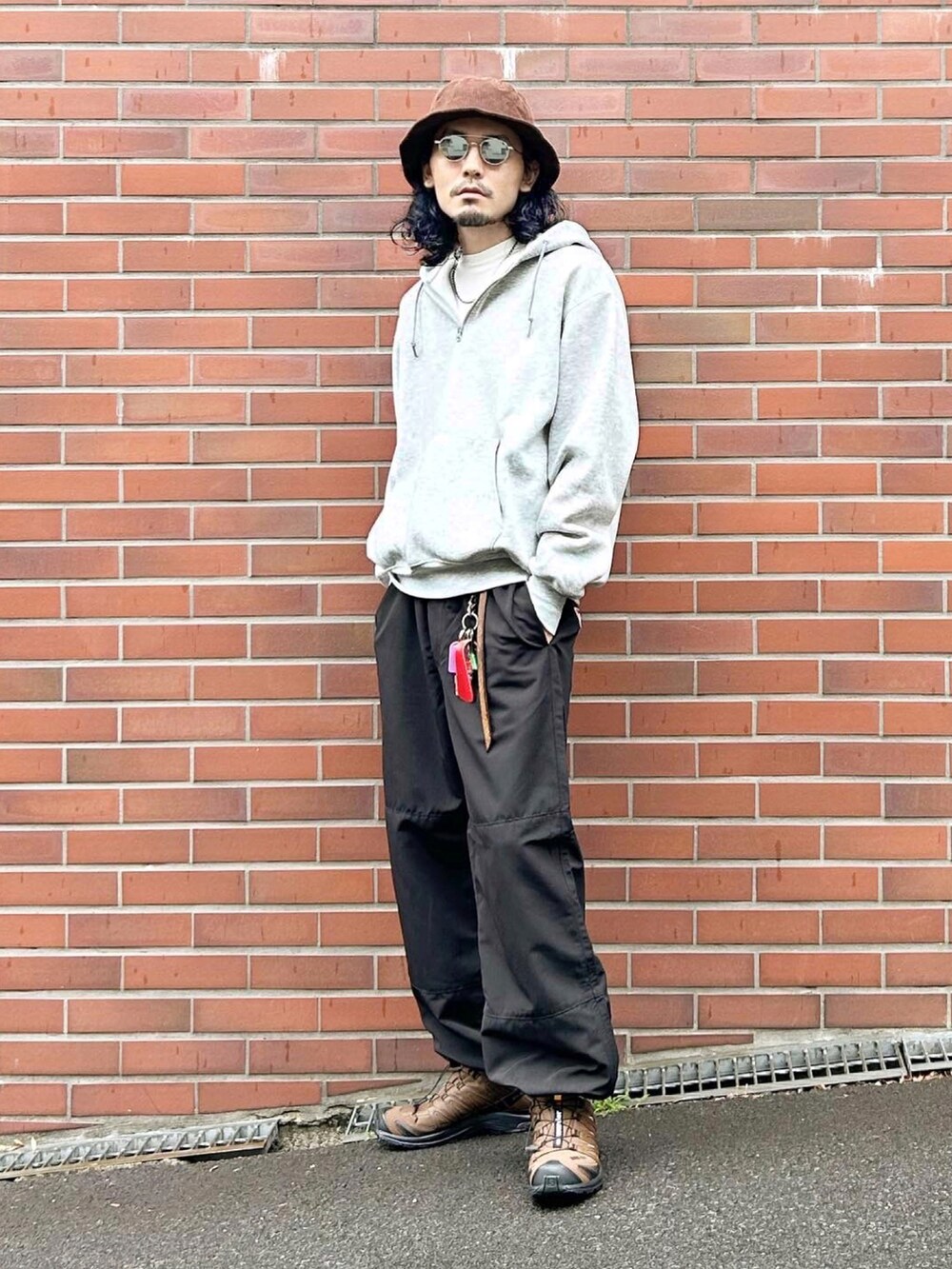 「コート、ステンカラーコート、ベージュ、パーカー、ハーフジップ、ナイロンパンツ、リブパンツ、スニーカー、バケットハット、ブラウン、サングラス、エコバッグ、古着MIX、vintage、ファッションを楽しもう」|「POLO RALPH LAURENのPOLO RALPH LAUREN ポロラルフローレン ステンカラーコート(ステンカラーコート、ベージュ系)」を使った、YUTA KABURAGI さん(メンズ・175cm)の秋コーディネートの2枚目の写真