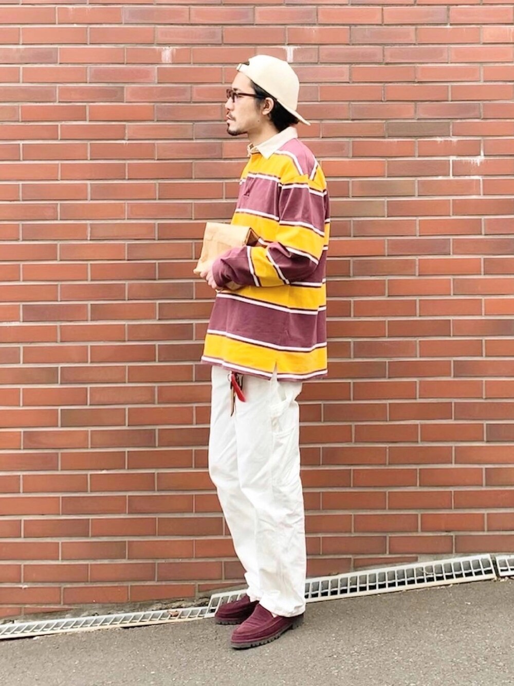 ベージュ系のダッフルコート、その他のシャツ/ブラウス、ホワイト系のその他パンツを着用したメンズの冬コーディネートの2枚目の写真