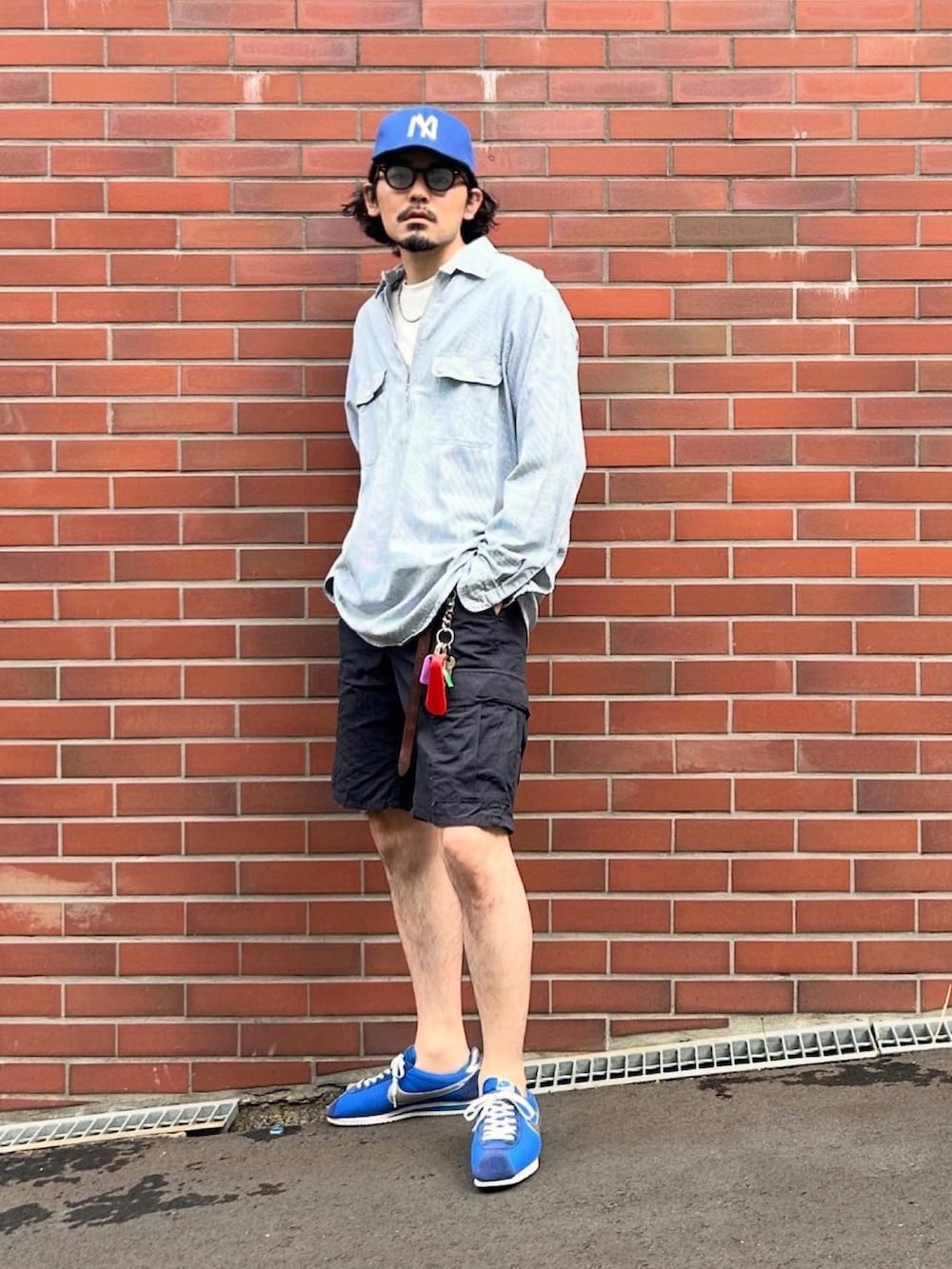 ブルー系のシャツ/ブラウス、ホワイト系のTシャツ/カットソー、ブルー系のカーゴパンツを着用したメンズの春コーディネートの2枚目の写真