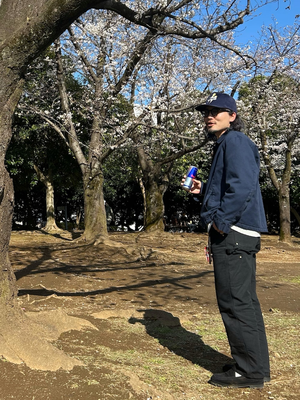 ブルー系のブルゾン、グレー系のスウェット、ブラック系のチノパンツを着用したメンズの春コーディネートの3枚目の写真